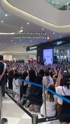 Đa số các bạn có mặt tại sự kiện của bộ đôi LGBT là các bạn nữ ở độ tuổi rất trẻ, sẵn sàng qu.ỳ.gố.i cả buổi chỉ để được thấy idol 🗿 #ninhduongstory #ninhanhbui #fanmeeting #tinnhanh #lgbt