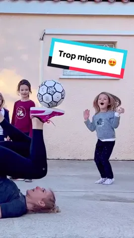 Tellement mignon 🥹😍 Regardez la réaction de la petite en bordeaux 🥰
