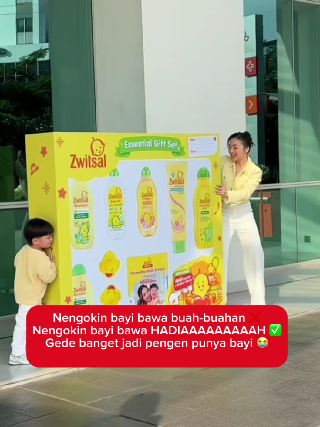 Kalau lahiran dibawa hadiah segede ini bawaannya pengen lahiran terus gak sih