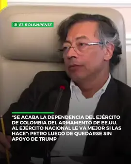 El presidente Gustavo Petro anunció este lunes, durante un Consejo de Ministros, que el Ejército colombiano dejará de depender del armamento de Estados Unidos. El mandatario afirmó que su gobierno no aceptará “limosnas” de ese país, en alusión a la cooperación militar recibida durante las últimas décadas. El pronunciamiento se produjo después de que Colombia quedara “desertificada” tras 30 años de certificación por parte de Estados Unidos, un hecho que tendrá repercusiones en la economía nacional. Petro aseguró que el Ejército colombiano estará en mejores condiciones si produce su propio armamento o lo adquiere en el mercado internacional. “Ya veremos cómo hacemos”, dijo. 