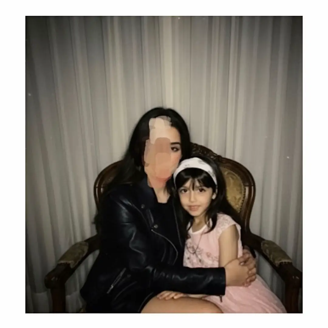 خذني بحضنك أبغفى ياااه مبطي ماغفيت  وان لمحت دموع عيني سونفسك مالمحت صاح صوت الطفل فيني انت من وين ارتميت  قلت أنا المستقبل اللي فيه كم همت وطمحت أمس كنت أبيك تكبر بس والله لودريت  اني اللي عشت لجله مت عندك واسترحت