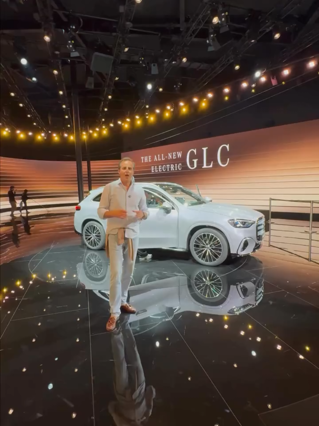 El Mercedes GLC eléctrico es un nuevo SUV 100% eléctrico presentado en el Salón de Múnich (IAA 2025) y que llegará al mercado en la primera mitad de 2026, ofreciendo una plataforma específica de alta tecnología, hasta 483 CV de potencia y más de 640 km de autonomía. Este modelo, desarrollado con la nueva arquitectura de 800 V y la plataforma MB.EA, busca consolidar el éxito del Mercedes GLC en un formato eléctrico.