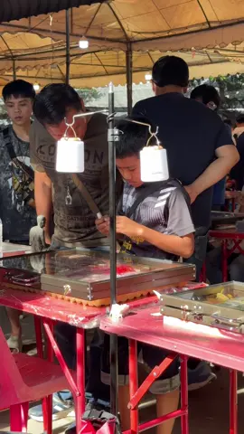 ผมชื่นชมน้อง ว่าน้องเก่ง เดินคนเดียว ดูพระดูคนเดียวตาเดียว ต่อรองต่ายตัง อ่อนน้อมกับคนที่โตกว่า ❤️ #เดินสนามพระเครื่อง #แผงจอมยุทธโต๊ะแดง #รับเช่าพระเครื่อง #เฮงเก้าห้อง #เปิดการมองเห็น 