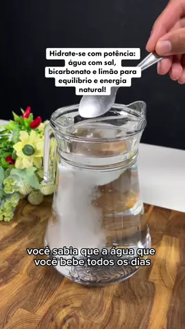 Hidrate-se com potência: água com sal, bicarbonato e limão para equilíbrio e energia natural! #hidratação #energiaNatural #bebidasaudável #bicarbonato #limão     