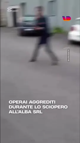 Durante uno sciopero a L'Alba Srl di Montemurlo, Prato, alcuni operai sono stati coinvolti in un’aggressione, filmata e successivamente pubblicata su Instagram da Suddcobas. «La titolare della fabbrica che distrugge i gazebi del presidio sindacale e prende a pugni e calci gli operai. Poi una macchina con dentro persone arrivate per picchiare gli operai de L’Alba Srl in sciopero a difesa dei loro posti di lavoro e dei loro diritti. Un lavoratore è rimasto a terra dopo essere stato colpito più volte. L’hanno dovuto portare via in ambulanza», si legge sulla pagina del sindacato. L’episodio segue quanto accaduto un anno fa al presidio di Seano - sempre nel pratese - dove gli operai vennero presi a pugni e bastonate durante un picchetto. Su VD News abbiamo più volte raccontato le tensioni che caratterizzano il settore tessile locale. In questo caso, gli operai stavano protestando per questioni legate ai propri posti di lavoro e ai diritti sindacali. Al momento non sono state rilasciate dichiarazioni ufficiali né dalle autorità competenti né dai brand committenti, mentre le dinamiche esatte dell’accaduto sono oggetto di verifiche. #lavoro #prato