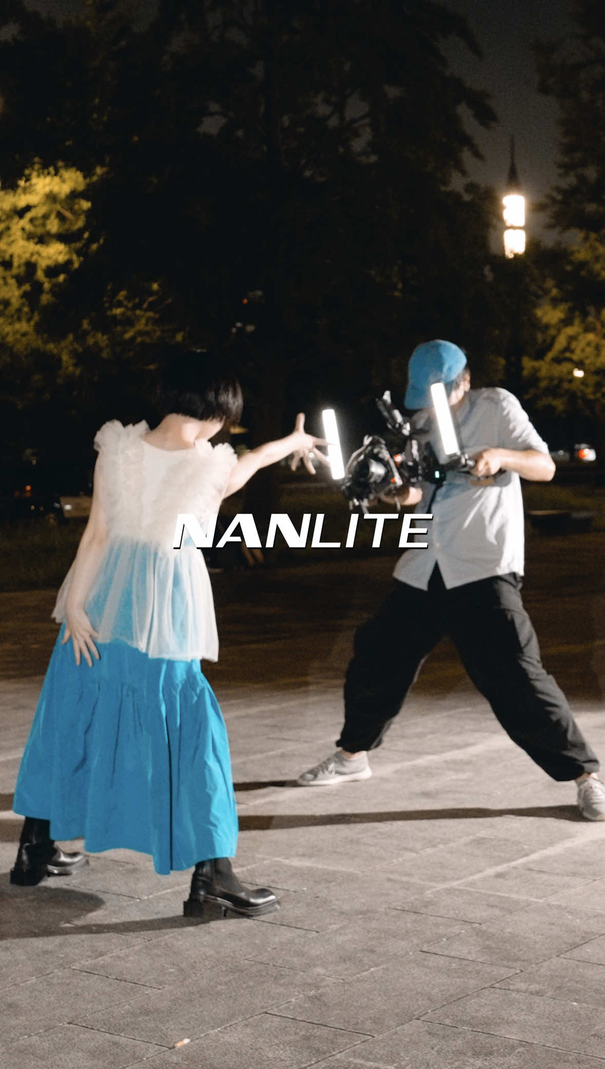 Let’s dance with PavoTube II 6XR RGBWW／2700–12000Kが生み出す繊細な色再現。 ピクセルごとの光の流れが、演出に命を吹き込む。 ✅ 高演色（CRI96／TLCI97） ✅ ピクセル制御 × 10種類の動的エフェクト ✅ Bluetooth／CRMX／DMX対応 ✅ USB-C PD急速充電／マグネット内蔵 シネマのような世界を、どこでも。 🎤 シンガー：@CALEN  🎬 撮影・監督：Kiona  📸 撮影の裏側：Natsuki  📸 presented by nanlite #nanlite #PavoTubeII6XR #dance #踊ってみた #cinematic     