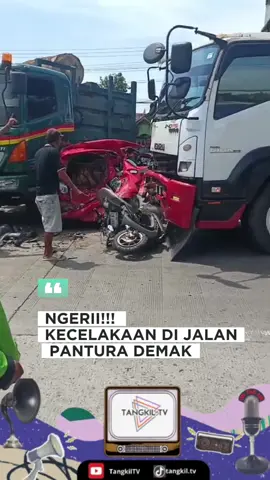 Telah terjadi laka karambol di jalan Pantura Demak turut Karangtengah Demak. Senin 15/09/2025 sebuah mobil truk dan motor Honda NMax hancur tak berbentuk belum diketahui kronologi kejadian serta identitas korban karena masih dalam tahap pengembangan informasi. (🎥@ulin Nuha) #kecelakaan #fypシ #berandatiktok #viral #pantura 