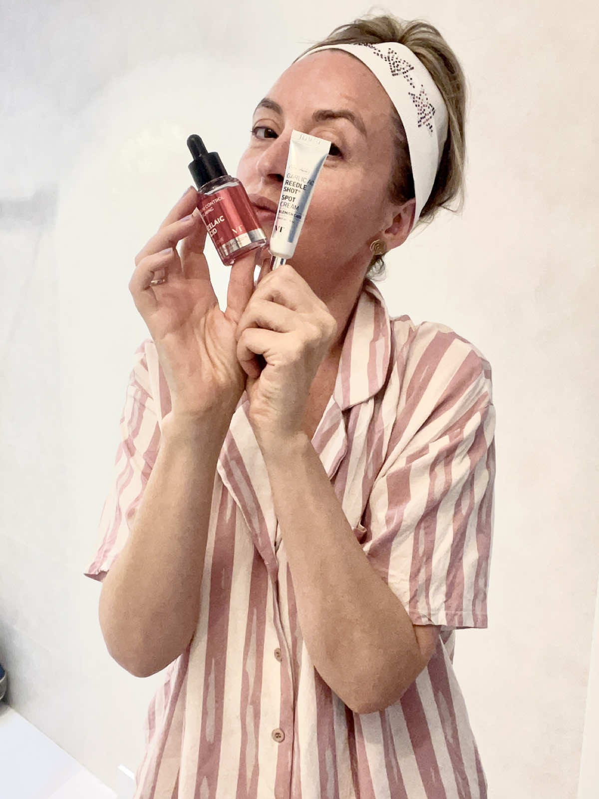 𝑷𝒓𝒐𝒃𝒍𝒆𝒎𝒂𝒔 𝒄𝒐𝒏 𝒆𝒍 𝒂𝒄𝒏é?  Usa ácido azelaico junto con alicina de ajo para tratar el acne. Yo te propongo: 𝘼𝙯𝙚𝙡𝙖𝙞𝙘 𝘼𝟭 𝘾𝙖𝙡𝙢𝙞𝙣𝙜 𝘼𝙢𝙥𝙤𝙪𝙡𝙚 y 𝙂𝙖𝙧𝙡𝙞𝙘 𝘼𝘾 𝙍𝙚𝙚𝙙𝙡𝙚 𝙎𝙝𝙤𝙩 𝙎𝙥𝙤𝙩 𝘾𝙧𝙚𝙖𝙢 𝙙𝙚 𝙑𝙏 ❤️Calman la piel y reducen la inflamación. ❤️Disminuyen granitos activos y previenen nuevos brotes. ❤️Regulan la producción de sebo sin resecar. ❤️Suavizan la textura de la piel y afinan los poros. ❤️Aclaran manchas post-acné y mejoran el tono. ❤️Fortalecen la barrera cutánea y reducen la sensibilidad. Besitos 💋 y que tengas un buen día!!!! Thanks 🫶 @VT Cosmetics US @VT COSMETICS Influencers @YesStyle @YesStyleInfluencers  🛍️ Recuerda que puedes obtenerlos en YesStyle y con mi código, GOSSIP123, vas a tener un descuento en tu compra!!!! #vt #vtcosmetics #vt_latamcrew #kbeauty #koreanskincare         