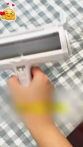 Acabe de vê com os Pelos espalhados  pela casa!Este rolo Removedor Mágico Elimina Pelos de Cães e Gatos de sofá,roupas,tapetes e estofados em segundos.Prático econômico 100%Reutilizável é a solução ideal para quem tem Pets em casa. #pets  #pelos #cachorro #gato #roupas 