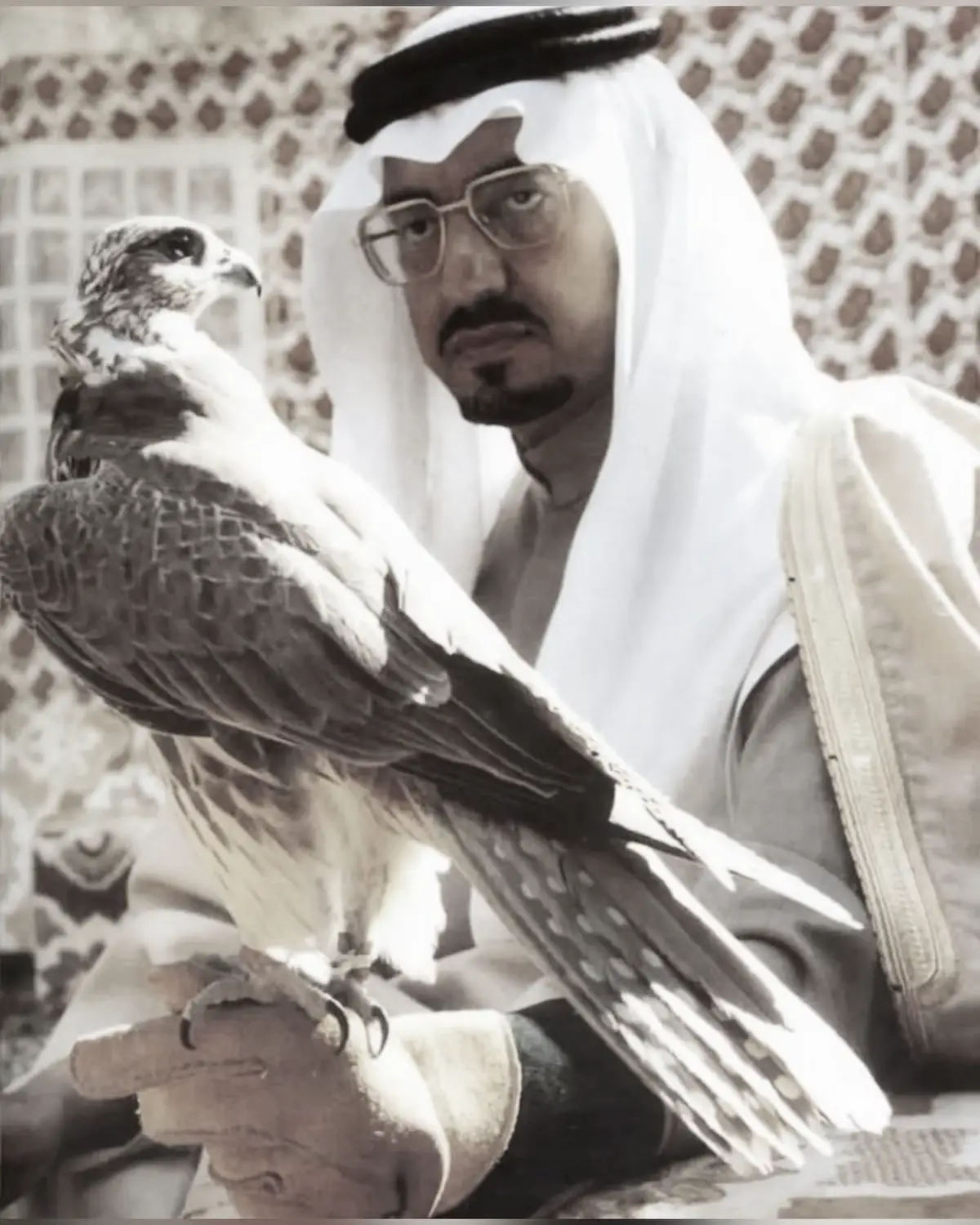 قالت من انت .. وقلت مجموعة انسان  من كل ضد وضد تلقين فيني فيني نهار وليل  .. وافراح واحزان اضحك ودمعي حايرٍ وسط عيني .. فيني بداية وقت .. ونهاية ازمان اشتاق باكر واعطي امسي حنيني واسقي قلوب الناس عشقٍ وضميان واهدي حيارى الدرب .. واحتار ويني .. واحاوم صقور الهواء حوم نشوان واسيل الوديان دمعٍ حزيني .. في عيني اليمنى من الورد بستان وفي عيني اليسرى عجاج السنيني تهزمني النجلا .. وانا ند فرسان  واخفي طعوني والمحبه تبيني .. ان ما عرفتيني فلانيب زعلان  حتى انا تراني احترت فيني .. #خالد_الفيصل  #viral  #fyp  #foryoupage  #foryou 