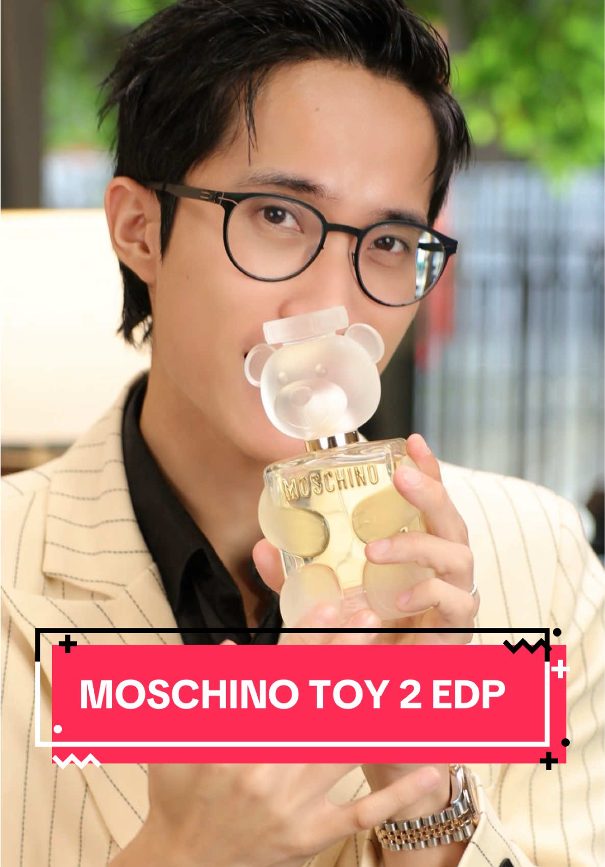 Được mọi người ủng hộ trên live quá nhìu nên là nay tui khoe lại em nước hoa Moschino Toy 2 Gấu Trắng nè. Em này có mùi táo xanh và quýt hồng tươi mát lúc đầu, sau đó thoang thoảng hương hoa mộc lan dịu nhẹ, rồi cuối cùng là hương gỗ tuyết tùng và xạ hương ấm áp. Mùi thơm nhẹ nhàng, sạch sẽ, xài đi làm hay đi chơi đều được hết. Ngoại hình thì khỏi bàn lun, siêu xinh với hình chú gấu trong suốt đáng yêu cực kỳ, để trên kệ trang trí cũng đẹp nữa. Bạn nào thích mùi hương tươi mát, dễ chịu thì thử em này nhen #lepthelittlekid #tiktokmentor #LearnOnTikTok #blancperfume #moschinotoy2 