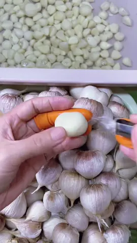 peeling garlic 🥰asmr #asmr #asmrsounds #fyp #satisfying #skills 