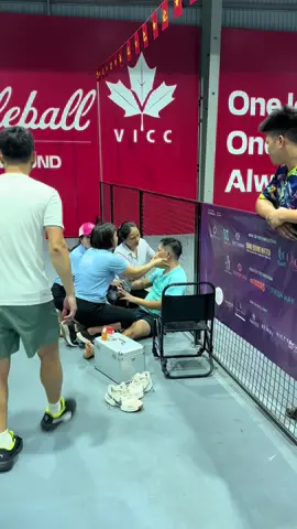 Đột quỵ luôn tại sân , ae chú ý sức khoẻ, cám ơn btc đã cấp cứu kịp thời ạh