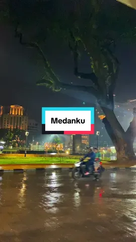 Kek gini lah cuaca akhir akhir ini ya wak, siang nya panas polll lah malam tiba tiba hujan deras. Untung ga sampek banjir lagi kek dibali kemaren 🥲 #medan #medanviral #medanviraltiktok #fyppppppppppppppppppppppp #lapanganmerdekamedan 