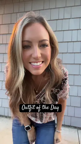 Queen of jeans here again💙 Happy Tuesday friends! Have a great day #OOTD #jeansoutfit #outfitoftheday #fyp #fashiontiktok 