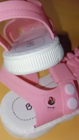 Perfect sa mga baby girl nyo mga mi🌸 super cute ng sandal at malambot sa paa, mura lang kaya grab nyo na.  #sandals #sandalsforkids #sandalforbabygirl 