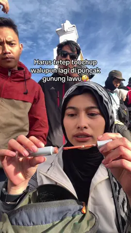wajib cantik dimanapun berada #fyp #makeup #azzura #lipstick #lipmatte #makeupenthusiast #beauty #beautyenthusiast #touchup #dandan #azzuracosmetics #traveling #pendaki #pendakicantik 