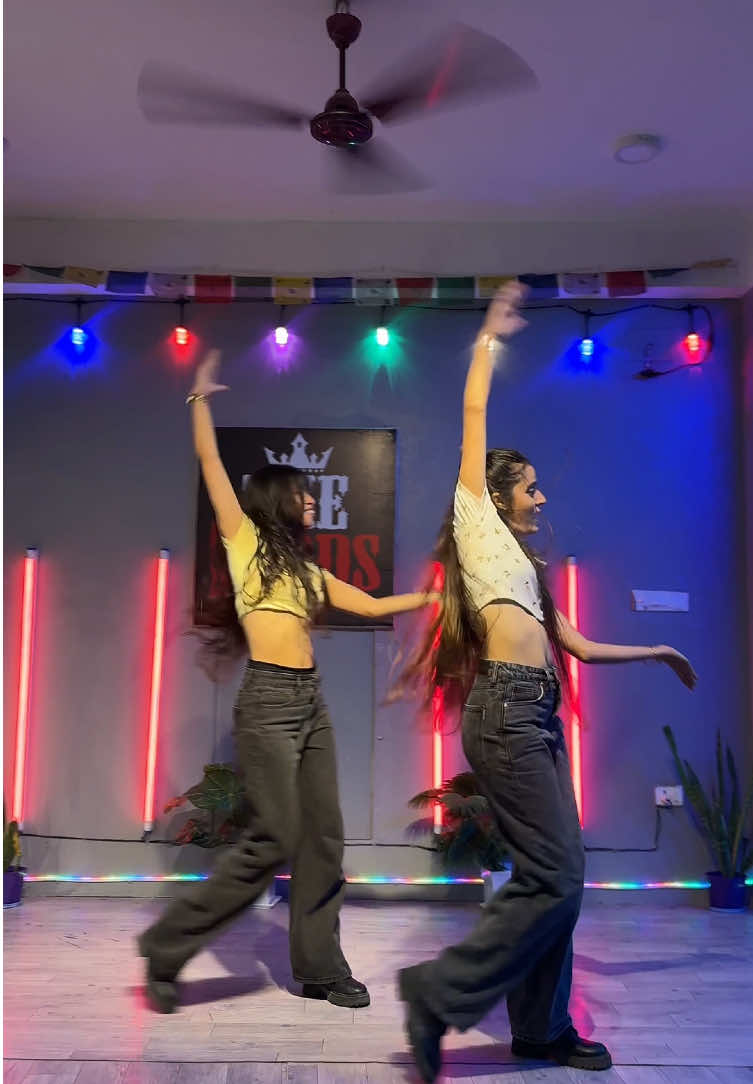 The only duo still doing this trend😜🙈 #Azul #fypシ #foryoupage @Alisa kshetri @Guru Randhawa  📷@THE LORDS DANCE SCHOOL 🤘 