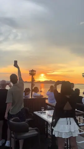 🌅 “Một lần được ngắm hoàng hôn trên Vịnh Hạ Long… cả đời không quên! 🥂✨ #sunset #halongdiamondcruises #indian#viral#halong 