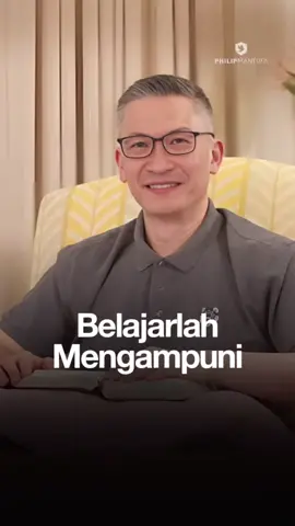 Jangan biarkan kesalahan dan pengalaman masa lalu menjadi penghalang berkat dalam hidup ini. Jangan kita menggenggam terlalu erat apa yang Tuhan suruh untuk lepaskan. Maukah Anda menyerahkan segala rasa di hati kepada Tuhan dan mengizinkan Tuhan membebaskan hati Anda? Video lengkap dapat dilihat di akun YouTube GMS Church, Saat Teduh Bersama Ps. Philip Mantofa, “Agar Jiwa Tidak Tenggelam Dalam Depresi”, 16 Juli 2025. #SaatTeduhBersama