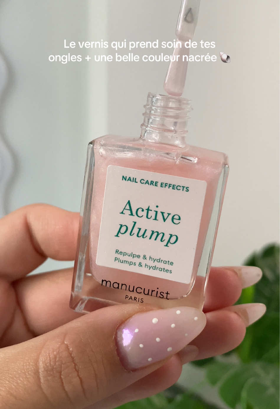 Un indispensable pour les moments où je n’ai pas de gel sur mes ongles 💅🏽  La couleur est discrète comme j’aime et ça hydrate vos ongles ++  #manucure #manucurist #ongles #vernis #vernissemipermanent 