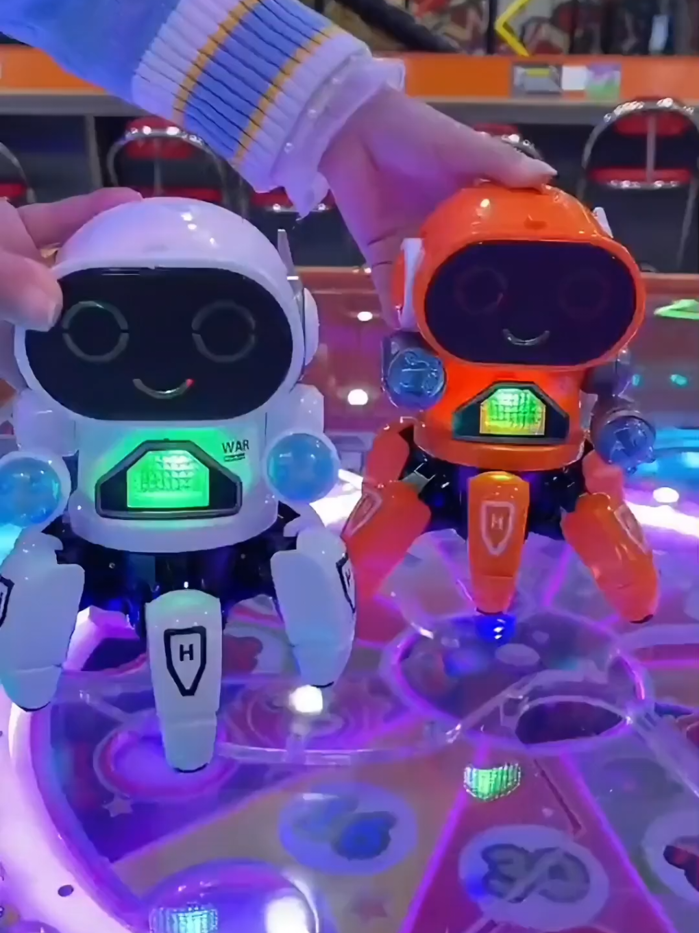 Robô dançarino que vai fazer o dia das crianças muito mais divertido.  #diadascrianças2025 #brinquedos #robôdançarino  #tiktokshop 