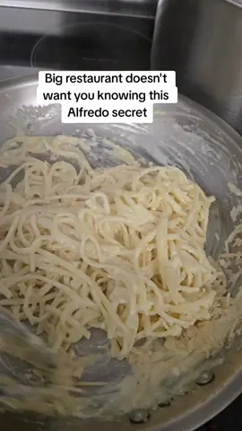 big restaurant doesn't want you knowing this Alfredo sauce secret