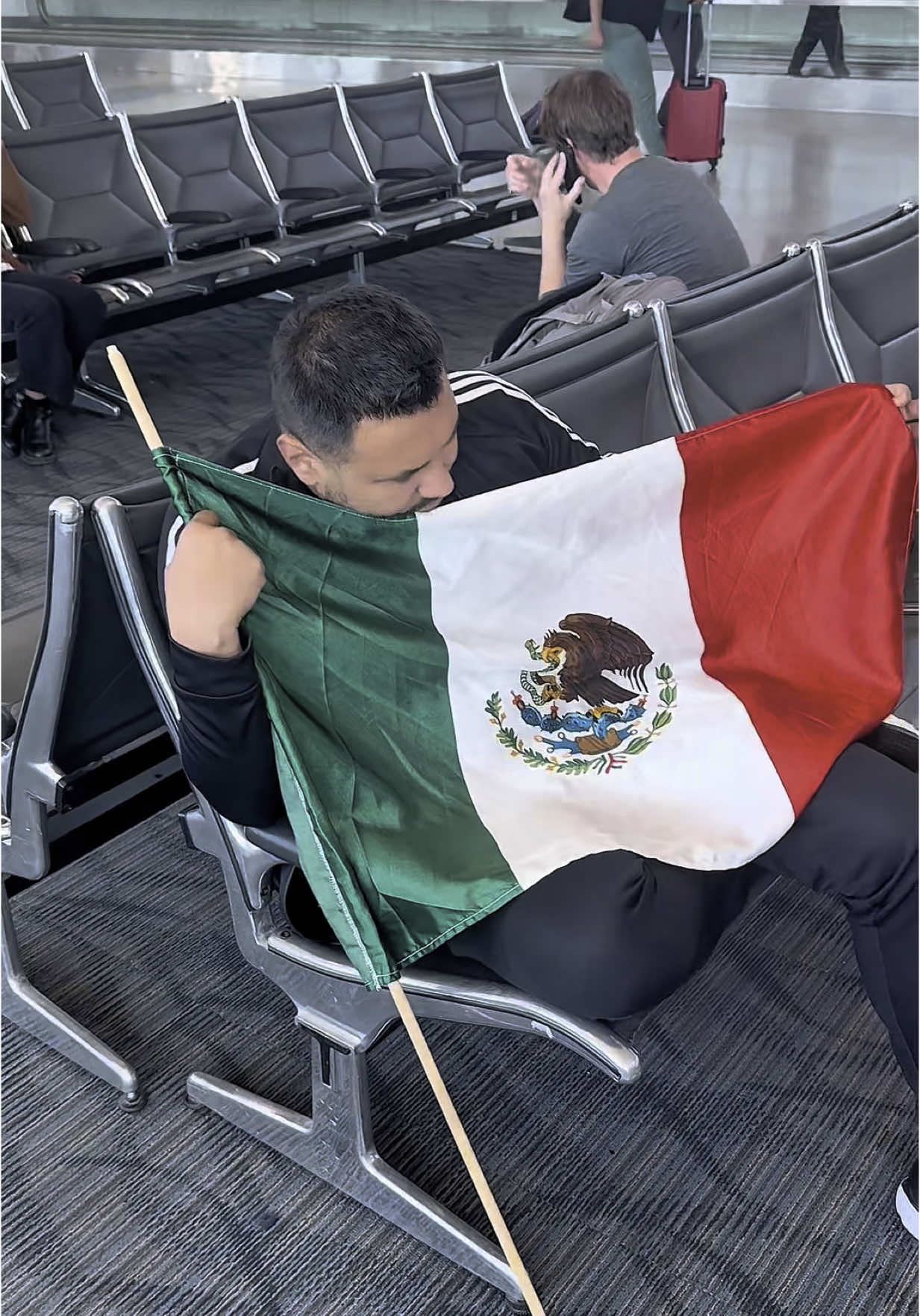 Un pequeño homenaje a los que nadie toma en cuenta pero que todos necesitan #losinmigrantes #losindiapensables #losinombrables #queganastengo #poesia @AR MUSIC COMPÁRTELO‼️#vivamexico🇲🇽 #alexrivera 