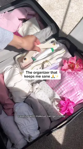 PSA: traveling with makeup doesn’t have to be a mess! 💕CASEY is TSA-approved, lays completely flat so you can see everything, and has built-in organization for small items ✈️✨ ∙ ∙ ∙ #beautyfavs #beauty #makeup #makeupmusthaves #beautyessentials 
