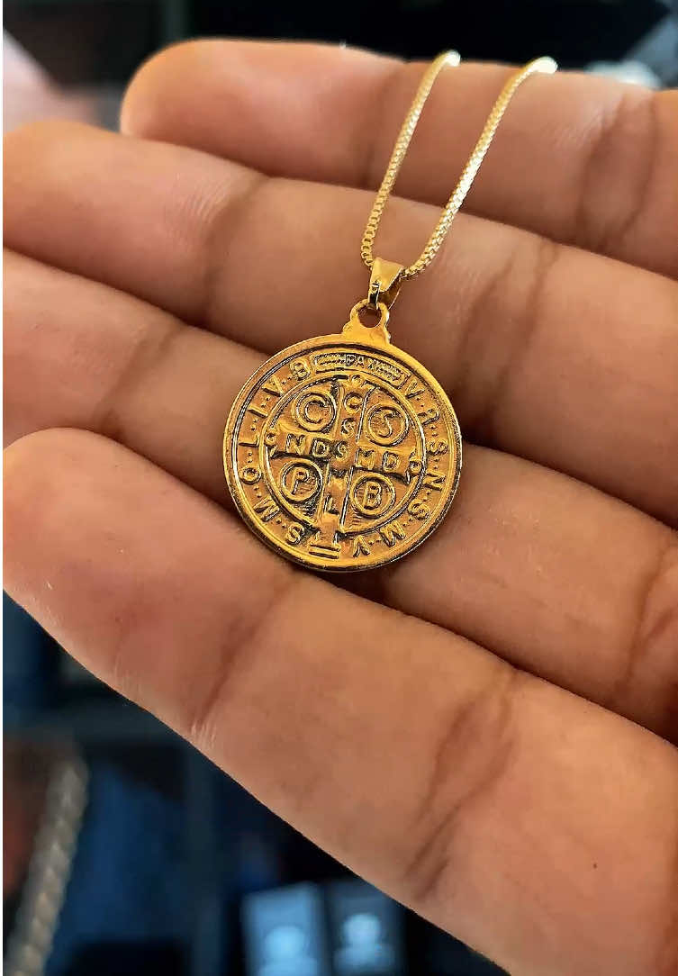 Super oferta! Medalhão de São Bento saindo de 24,90 por apenas 8,22 🔥 Proteção, fé e muito estilo num drip que fala por si só. Corre antes que acabe! 🙏✨ #mansaojoias #medalhaosaobento #drip #joiasmasculinas #ofertadodia 