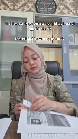 Berdasarkan UU Nomor 28 Tahun 2009 tentang Pajak Daerah dan Retribusi Daerah (PDRD), BPHTB adalah pungutan pajak atas perolehan hak atas tanah dan atau bangunan. BPHTB menjadi salah satu jenis pajak yang pungutannya dilakukan oleh pemerintah kabupaten/kota dengan tarif sebesar 5% dari harga jual yang dikurangi dengan Nilai Perolehan Objek Pajak Tidak Kena Pajak (NPOPTKP). Besarnya NPOPTKP di masing-masing wilayah berbeda-beda, namun berdasarkan Pasal 87 ayat (4) UU PDRD No. 28/2009 ditetapkan paling rendah sebesar Rp60 juta untuk setiap wajib pajak. Akan tetapi, apabila perolehan hak berasal dari waris atau hibah wasiat yang diterima orang pribadi yang masih memiliki hubungan keluarga sedarah dalam garis keturunan lurus satu derajat ke bawah, termasuk istri, maka NPOPTKP ditetapkan paling rendah senilai Rp300 juta. Jadi kesimpulannya, besar kecil biaya pajak yang harus dibayarkan ditentukan oleh Nilai Perolehan Objek Pajak (NPOP) yang telah ditetapkan. #notarisppat #notarismilenial #notaris #fyppppppppppppppppppppppp 