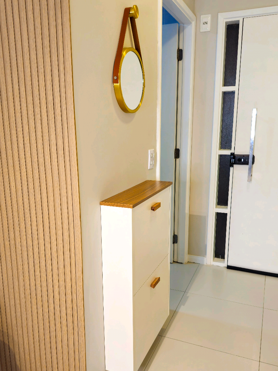 Organizar os sapatos sem ocupar espaço? SIM! Achei a sapateira mais linda e compacta na Shopee 😍 Ela é 100% MDF, já vem montada e tem só 16cm de profundidade. Ou seja: perfeita pra quem tem pouco espaço, mas não abre mão de praticidade. Shopee… eu te amo! 💕 Quer o link? Comenta QUERO que eu te mando! 👇 #shopee #comprinhasshopee #sapateiracompact #sapateiradeparede 