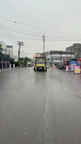 TEAM DAYTONA X SENTOLOP Memang GAGAH betul @Sentolop🌴 saat di Jalan Raya @Yoong Motor Indonesia  @SABER INDUSTRIES  #TeamDaytona #sentolop #trukjambistyle #trukstylejambi #canterstylejambi #Jambi #MobilCanter #TeamDaytona  #hasilsawit #sawittiktok #bosmuda #canter #cantermaniaindonesia #cantermania #cantermodifikasi #canterhdx #cantermaniaindonesiacommunity #cantereuro4 #trukkalimantan #trukjambi #truksawit #truksawitjambi #sopirtruck #sopirtrukpunyacerita #sopirtruckindonesia🇮🇩 