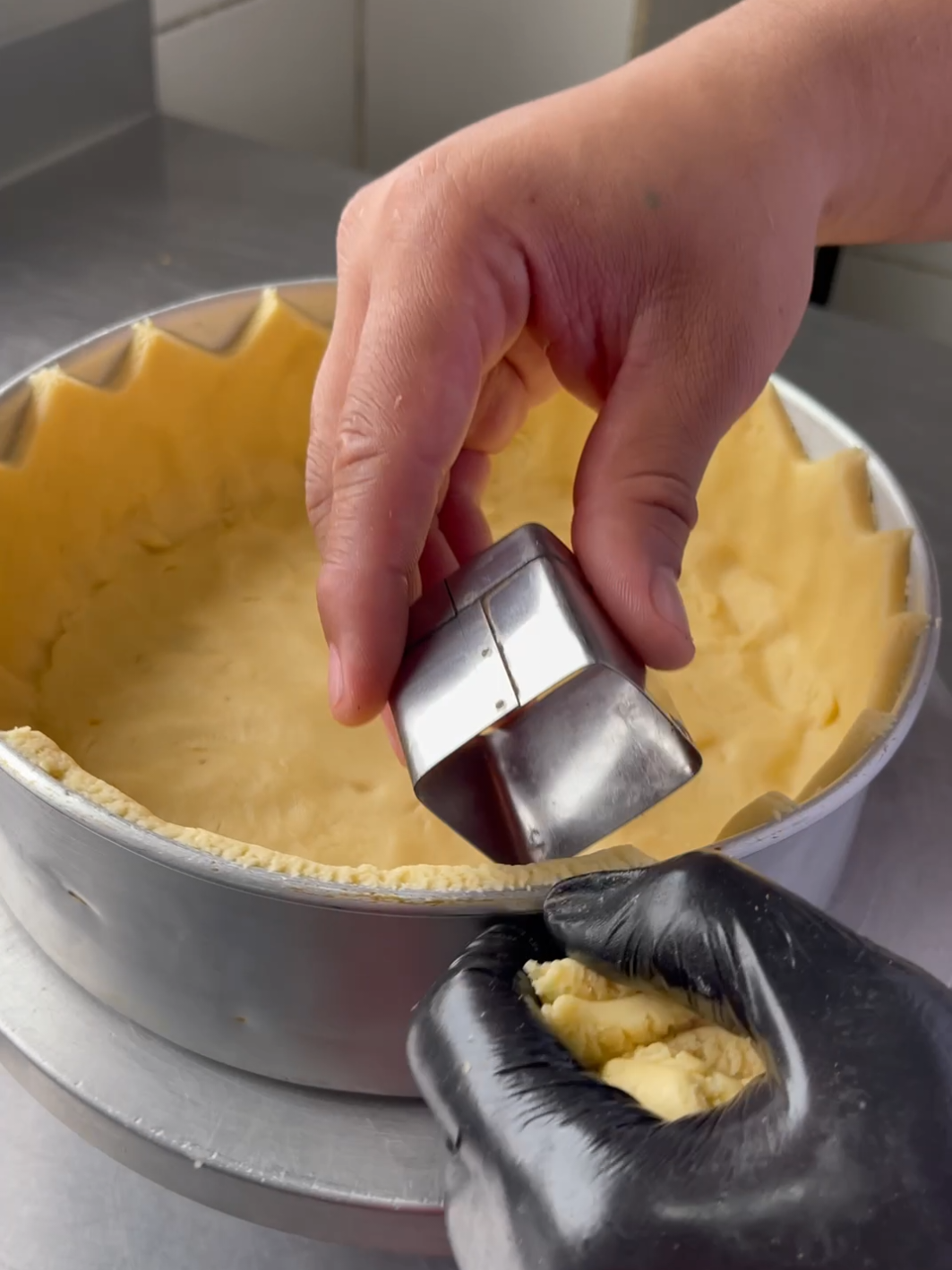 Respondendo a @user25695103684  massa flora receita  Ingredientes 1 OVO 125g de açúcar 125g de margarina Misturar tudo muito bem Depois de adicionar 275g de trigo 75g de maisena 3 g de fermento químico Assar junto com o recheio de sua preferência #receita #culinaria #dica #tortadelimao 