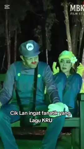 fanatikk TU apaaaa .. santai² night walk Cik Lan bersama Ifa Raziah  santai² night walk paraNormal vs paraTakNormal .. sekadar santai² sahaja menikmati suasana malam ..  #fyp #fypage #fypages #foryoupage #foryoupages #fouryoupage #fouryoupages #fypシ゚ #foryourpages #foryourpage #mangobossku #adikadik #lupadulumari #ifaraziah  #santai #parataknormal #kelakarseram #pelawak #pelakon #penyanyi #komidi 