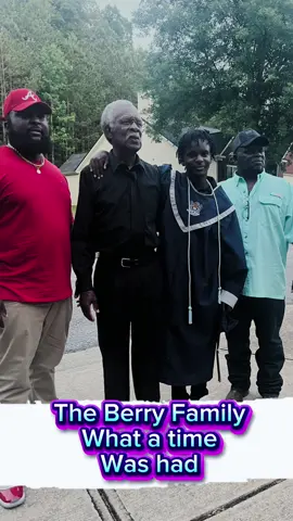 My phone gave me a gift this morning and it made my heart smile. 😊 I thought I would share with family and friends who may need a morning 😁 grin too so if you’re seeing this consider yourself an innanet bestie #family #graduationday #myblackson 