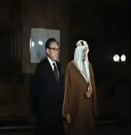 زار وزير الخارجية الأمريكي الأسبق زينجر الملك فيصل رحمه الله عام 1973 لاقناعه بعدم ايقاف تصدير النفط قال مازحا : طائرتي هامدة بالمطار بسبب نفاد الوقود هل تأمرون بتزويدها بالوقود؟ رد الملك فيصل : وأنا رجل كبير بالسن وأتمنى الصلاة بالمسجد الأقصى ، هل تساعدني لتحقيق أمنيتي ...؟ #المملكة_العربية_السعودية #الملك_فيصل_بن_عبدالعزيز #آل_سعود #حظر_تصدير_النفط #اكسبلور 