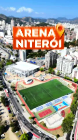 🏟️ Arena Niterói: um marco para o esporte, cultura e lazer da cidade! Às margens da Baía de Guanabara, surge o maior espaço esportivo de Niterói e a primeira arena indoor da Região Leste Fluminense, preparada para receber grandes eventos, competições e shows de nível nacional e internacional.  🏗️ As obras seguem avançando em ritmo acelerado, recebendo a cobertura e as estruturas que vão transformar o espaço em referência no Estado.  Com capacidade para mais de 2.600 pessoas, o projeto alia modernidade e sustentabilidade, com sistema de reaproveitamento de água da chuva e integração ao Parque Poliesportivo da Concha Acústica. 👉 Enquanto a Arena avança, o Parque Poliesportivo também se renova: pista de caminhada, campo de futebol com grama sintética, quadras de tênis, vôlei de praia, áreas de paisagismo, bosques e um palco totalmente revitalizado. Mais esporte, cultura e lazer. É tempo de avançar!✨