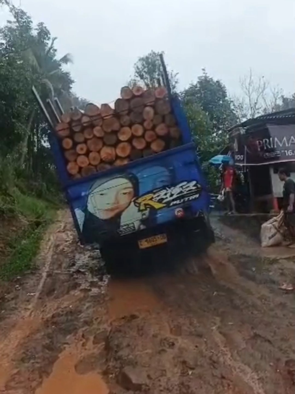 Pesona Jalan Desa Cikadu 🕵🏽‍♂️ Ikuti Petunjuk Senior Kali ini Cikadu Tourism Village; Wisata Adrenalin diatas truck ❌ Kiriman Wargi Cikadu 10/09/2025 #driverskills #jalandesa #cikadu