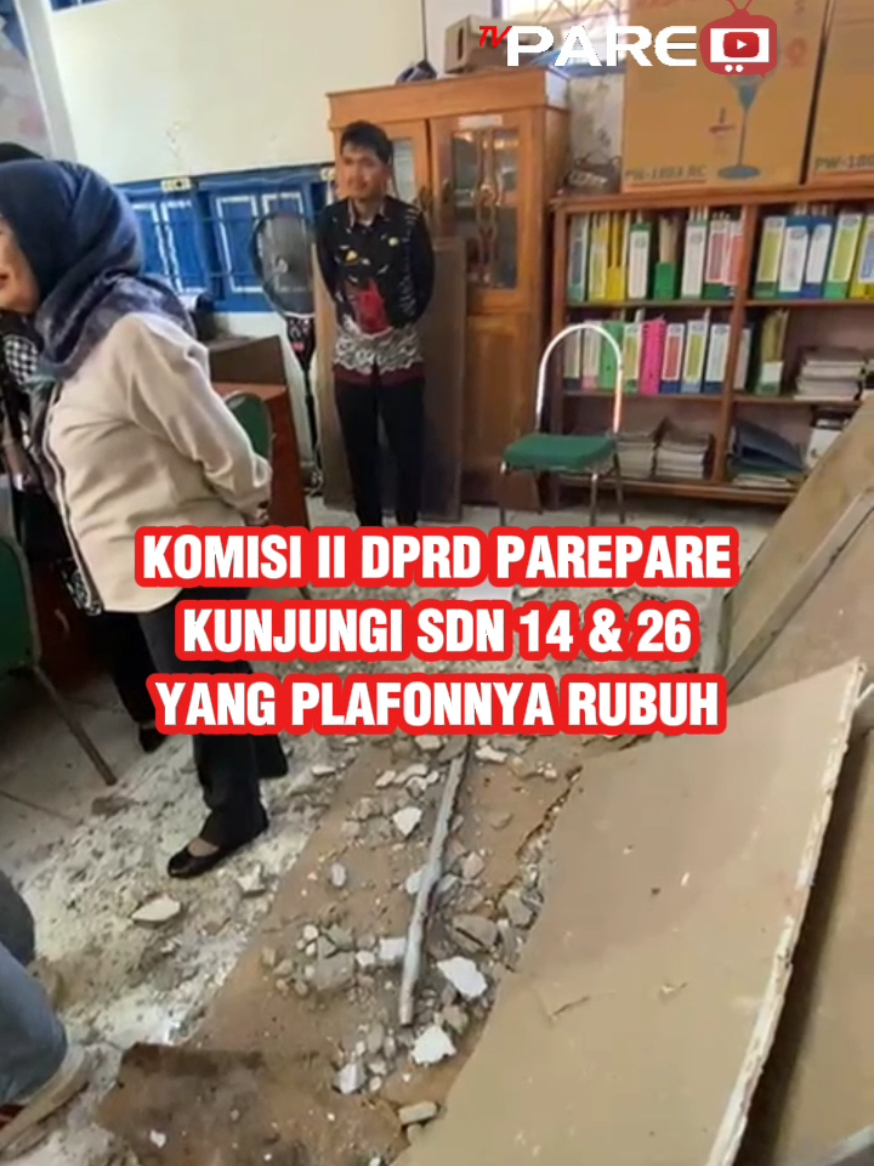 Dua Sekolah Dasar Negeri di kota Parepare, Sulawesi selatan, kondisi bangunannya sangat memprihatinkan, membuat para guru dan siswa hawatir dengan kondisi tersebut. Pantauan media, kondisi fisik tiang sekolah terlihat mulai retak dan plafon rubuh. Tak hanya itu di bagian luar bangunan tersebut, dinding yang dilapisi campuran semen itu mulai terkelupas hingga rangka besi bangunan tersebut mulai terlihat dan kropos. Dua sekolah tersebut yakni SD Negeri 14 dan 26, terletak di Jalan KH. Sanusi Maggu, Kelurahan Kampung Pisang, kecamatan Soreang, kota Parepare, Sulawesi selatan. Kedua sekolah tersebut berada satu kompleks. #parepare #sekolahrusak #kotaparepare #tvpare #tasminghamid 