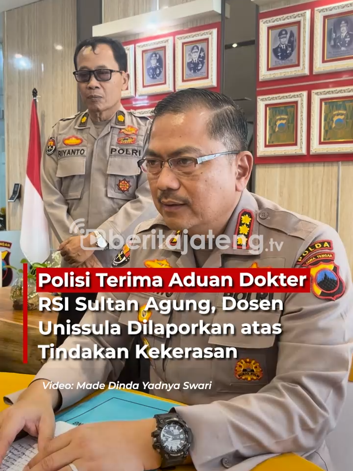 Polisi Terima Aduan Dokter RSI Sultan Agung, Dosen Unissula Dilaporkan atas Tindakan Kekerasan Polda Jawa Tengah menerima surat aduan dari dr. Astrandaya Ajie atau dr. Astra, dokter spesialis anestesi RSI Sultan Agung Semarang, terkait dugaan penganiayaan oleh dosen Unissula Semarang berinisial MDS. Kabid Humas Polda Jateng, Kombes Pol Artanto, menyampaikan perkara ini sedang ditangani Subdit IV Renakta, dengan agenda klarifikasi terhadap dr. Astra yang dijadwalkan besok. Selain korban, polisi juga akan meminta keterangan dari saksi lain, termasuk perawat yang berada di lokasi saat kejadian. Penyidik turut menyiapkan penyitaan barang bukti, mulai dari pecahan pintu yang ditendang hingga video asli yang sempat beredar di media sosial. Artanto menjelaskan bahwa laporan ini masih berstatus aduan. Tahapan selanjutnya akan ditentukan setelah klarifikasi dan interogasi dilakukan, apakah perkara naik menjadi penyelidikan atau bahkan penyidikan. Kasus dugaan penganiayaan ini mendapat perhatian publik karena melibatkan tenaga kesehatan. Meski sempat muncul kabar adanya mediasi, kepolisian memastikan proses hukum tetap berjalan sesuai prosedur, sementara mediasi hanya akan menjadi masukan bagi penyidik. Menurut Artanto, dr. Astra melaporkan MDS karena merasa mendapat perlakuan kekerasan, baik fisik maupun psikis. Untuk itu, kepolisian akan membuktikan aduan melalui visum serta pemeriksaan saksi ahli sebelum menentukan langkah hukum lebih lanjut. #beritatiktok #semarang24jam #beritaterupdate #infofakta #infoindonesia #beritanasional #infoterupdate #beritaindonesia #indonesia #viralindonesia #beritajateng #viralbanget #beritaviral #jatenggayeng #semarang #viralpost #dokterdetektif