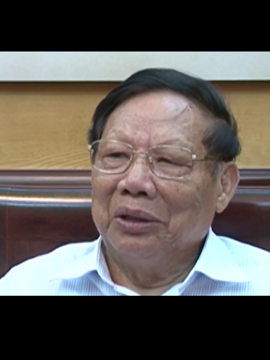 Cố Bộ trưởng Bộ Nông nghiệp và Phát triển Nông thôn Lê Huy Ngọ chia sẻ những tâm huyết về việc nâng cao đời sống người nông dân trong xây dựng nông thôn mới. Ông Lê Huy Ngọ (1938–2025) là một nhà lãnh đạo tận tâm, dành trọn sự nghiệp cho sự phát triển của nông nghiệp, nông dân và nông thôn Việt Nam. Trên cương vị Bộ trưởng Bộ Nông nghiệp và Phát triển Nông thôn (1997–2004), ông đã để lại nhiều dấu ấn quan trọng như khởi xướng phong trào xây dựng nông thôn mới từ cấp thôn, bản, thúc đẩy sản xuất nông nghiệp theo hướng hiện đại, nâng cao đời sống nông dân. Trong những thời điểm khó khăn nhất khi thiên tai, bão lũ xảy ra, ông luôn có mặt tại hiện trường để trực tiếp chỉ đạo, vì vậy được gọi thân mật là “Bộ trưởng của nông dân” hay “Bộ trưởng bão lụt”. #lehuyngo #botruonglehuyngo #bonongnghiepphattriennongthon #nongnghiep #nongthonvietnam #nongnghiepvietnam #vietnam #dangcongsanvietnam #xuhuong #xuhuongtiktok #xuhuong2025 #tiktok2025