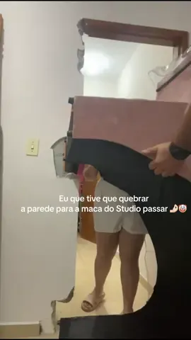Eu que tive que quebrar a parede para a maca do studio passar 🤌🏻🤡