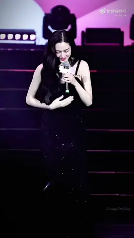 Cô ấy luôn như vậy luôn tôn trọng tất cả mọi người xung quanh. Là người đầu tiên và duy nhất tôi thần tượng từ tính cách đến vẻ đẹp, cô ấy là nơi chữa lành , là động lực của chính tôi cũng như rất nhiều người . I love you Lingling ❤️ #linglingkwong #หลิงหลิงคอง  