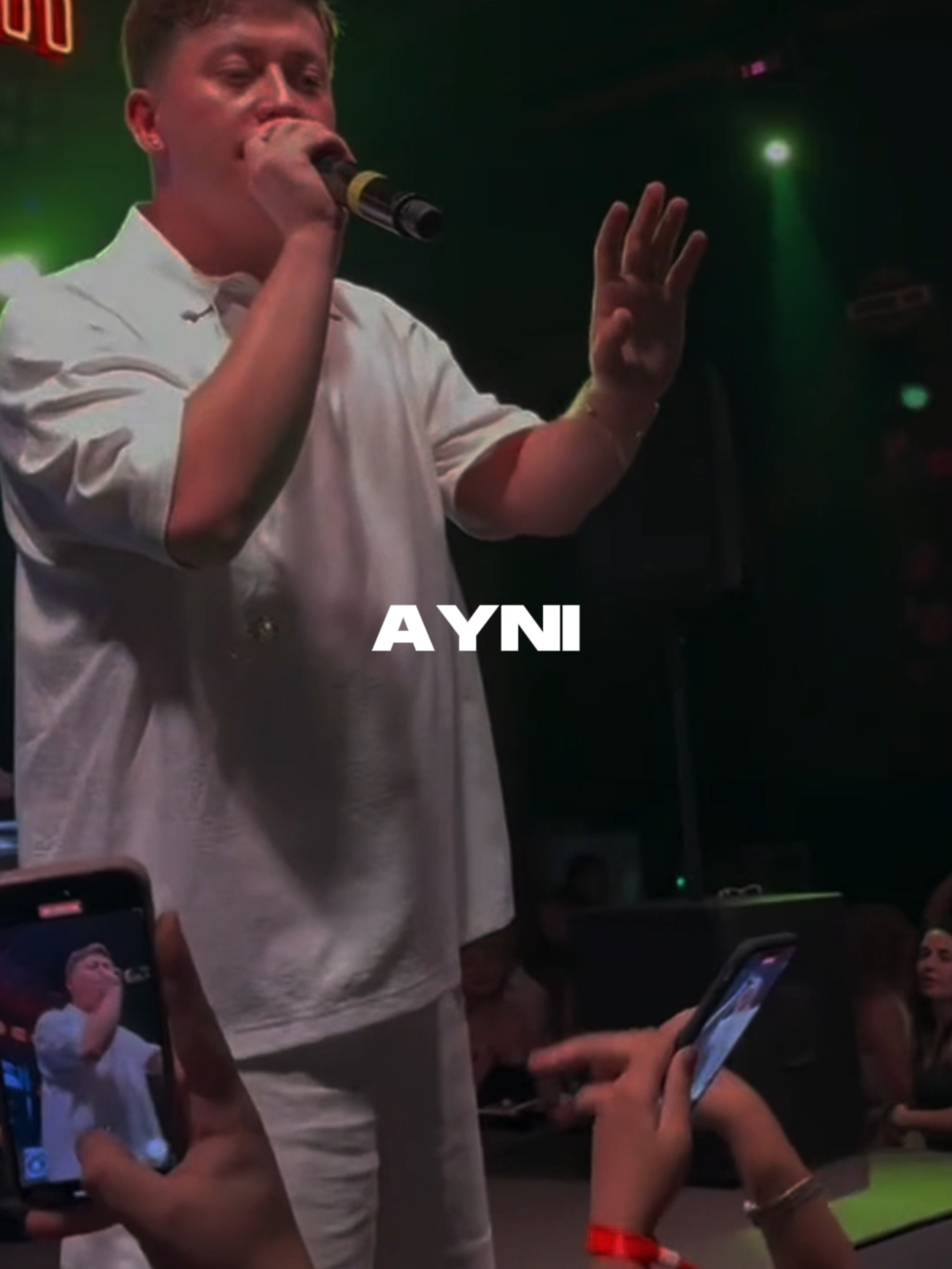 Bu kalbim aynı yerde, atmıyor senden önce... #poizi #kimselerduymasın #konser #mehmetllyrics @p0izi