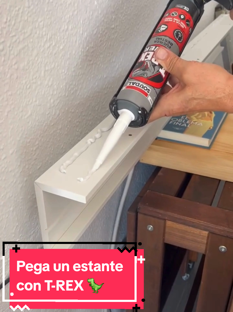 En este vídeo te mostramos cómo usar T-Rex Power para fijar un estante con enchufes sin taladrar 🦖 📌 Paso a paso: 1️⃣ Aplica T-Rex en zigzag o cordones en la parte trasera del estante. 2️⃣ Colócalo en la pared y presiona unos segundos. 3️⃣ Espera el tiempo de secado recomendado y disfruta de tu estante con enchufes detrás del sofá. ✨ Consejo: Asegúrate de que la superficie esté limpia para mejor adhesión. #DIY  #adhesivo #enchufetv  #estante 