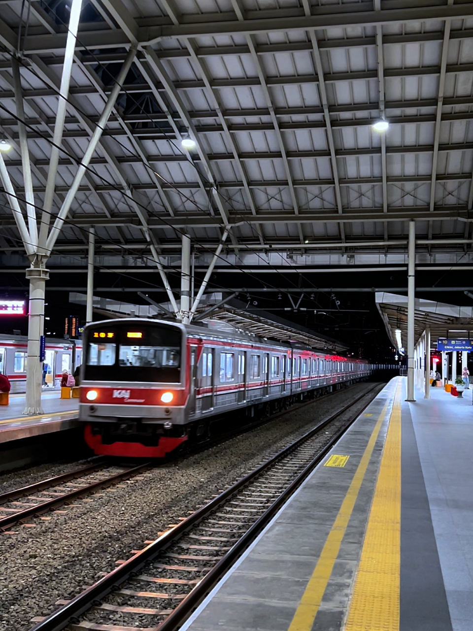 2~ videonya boleh kalian ambil buat bahan content pemula, di izinin tanpa syarat, gausah folow gpp. Kereta malam Manggarai. #jakarta #foryoupage #mediawb #fyp #stasiunmanggarai 