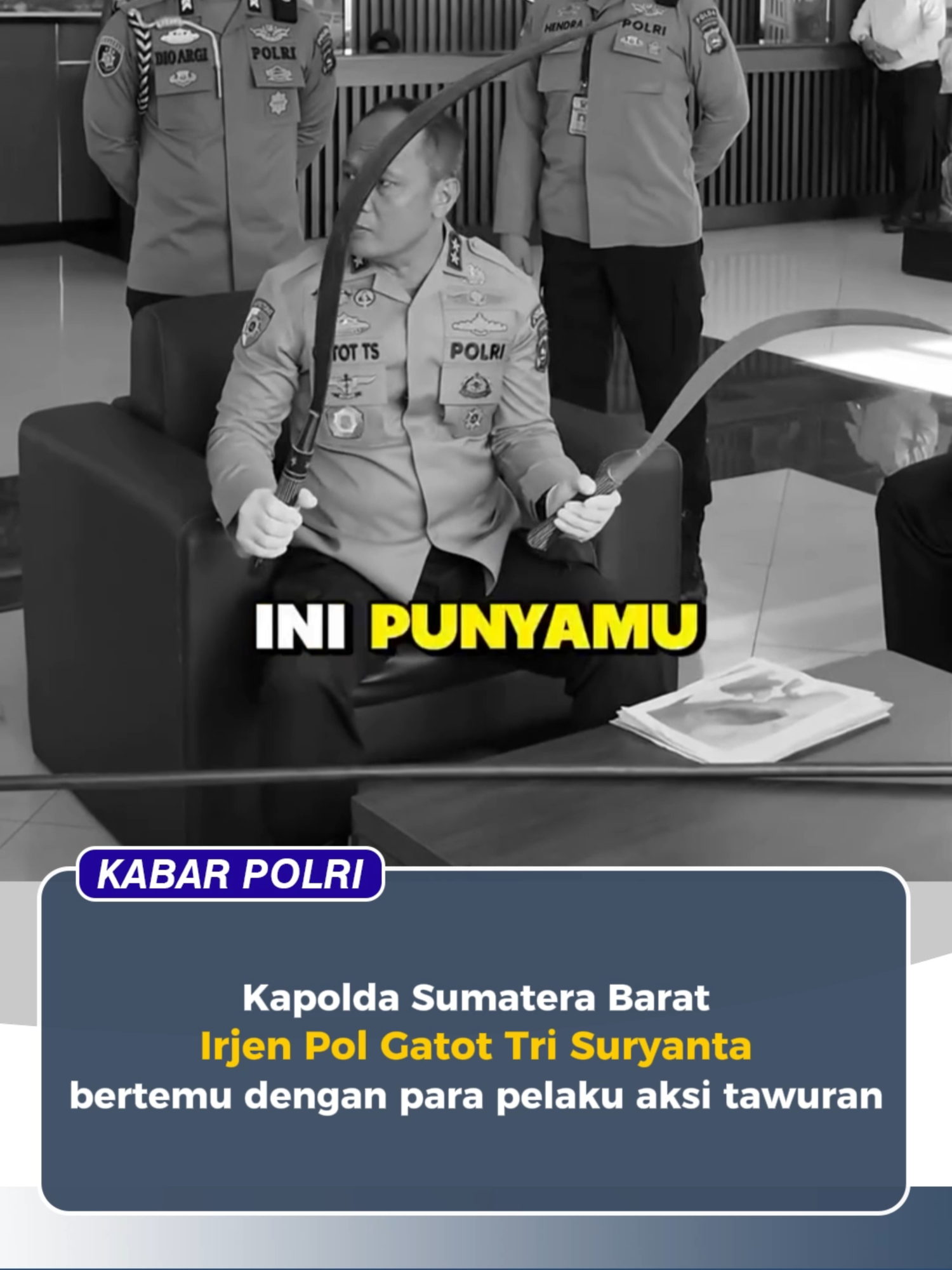 Senin (15/9), Irjen Pol Gatot Tri Suryanta bertemu dengan para pelaku aksi tawuran yang terjadi pada Sabtu, 13 September lalu. Dalam pertemuan ini, Beliau menegaskan bahwa aksi tawuran tidak boleh terulang kembali dan Mereka diberikan pembinaan sekaligus peringatan keras agar menyadari kesalahannya dan bersama-sama menjaga keamanan serta ketertiban demi terciptanya situasi yang aman dan kondusif di Sumatera Barat. cc:@gatot.ts.91 #polriuntukindonesia #kabarpolri