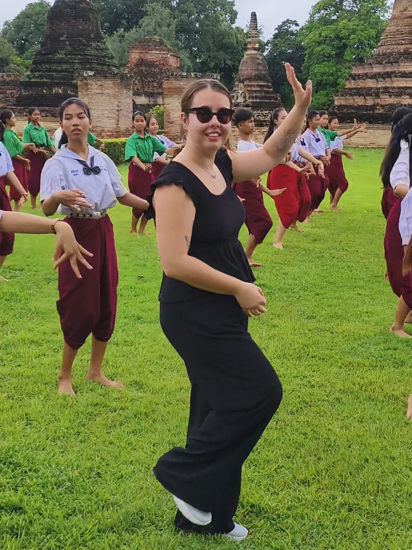 #ฝรั่ง #รําไทย #ม่วนคัก555     การเรียนนอกสถานที่ สนุกมาก