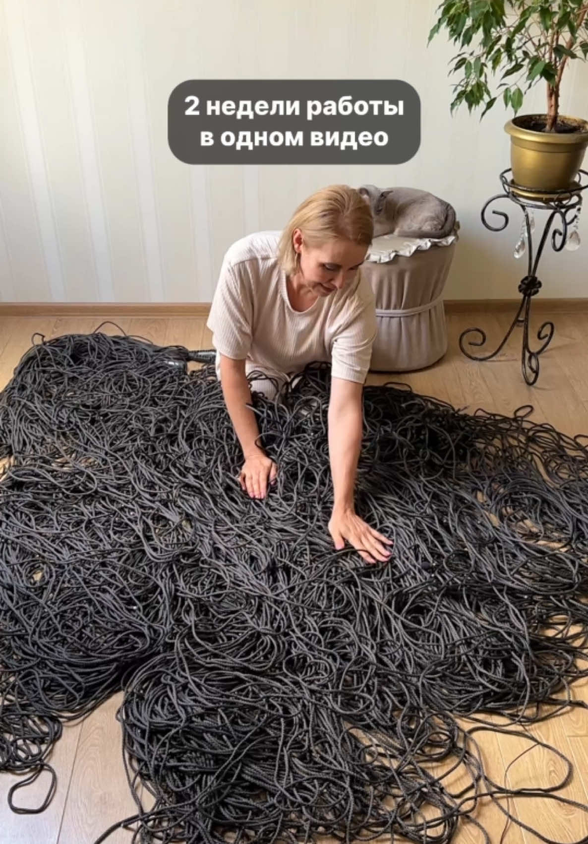 Боялась, что с темным шнуром этот узор потеряется. Мастер-класс на этот диван вышел почти ГОД назад… (как быстро летит время!), и мои заказчики всегда выбирали светлые оттенки: айвори, кремовый, золотой.  И вот первый темный диван… Каким он получится? Будет ли таким же удачным?  Мои опасения растаяли, как только я увидела готовый результат. Ну какой же он вышел восхитительный: строгий и грандиозный 😍  Конечно, особую изюминку придают фиолетовые велюровые подушки — ткань мы подобрали под интерьер заказчицы.  Стоимость дивана 150.000 рублей. Отправляю по России и СНГ. Заказ только через Директ Инстаграма!   Стоимость мастер-класса 6.000 рублей на сайте по ссылке в шапке профиля ❗️ #макраме #своимируками #творчество #рукоделие #ручнаяработа 